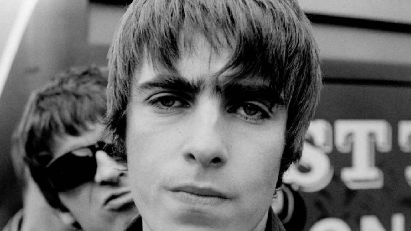 Noel Gallagher e Liam Gallagher, da banda britânica Oasis, durante uma sessão fotográfica na Holanda, em 1994.