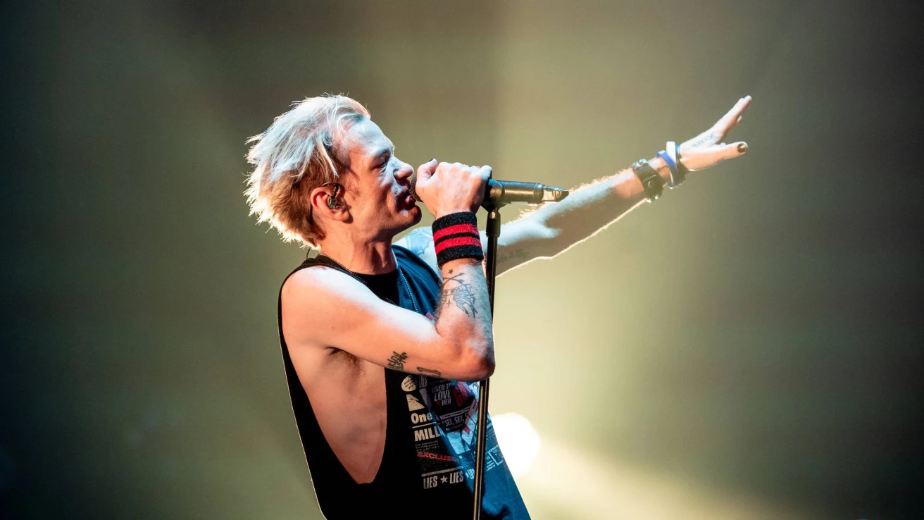 Deryck Whibley dos Sum 41 a atuar no festival NOS Alive, 2024.