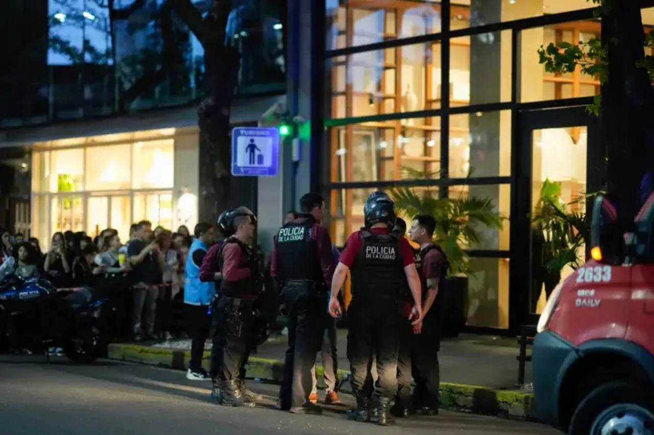 Imediações do hotel CasaSur, Buenos Aires, onde Liam Payne foi encontrado morto, 2024.