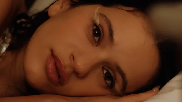 Rosalía em "Berghain", realizado por Nicolas Méndez.