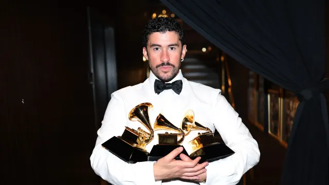 Bad Bunny ganhou três prémios nos Grammy Awards de 2026, incluindo Álbum do Ano, com o seu álbum Debí Tirar Más Fotos.