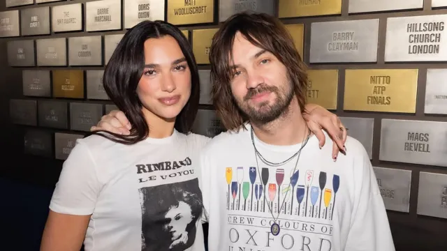 Dua Lipa atua com Kevin Parker dos Tame Impala a 28 de março de 2025.