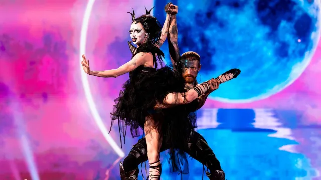 Bambie Thug representa a Irlanda na final da Eurovisão 2024 com o tema "Doomsday Blue".