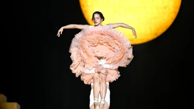 Rosalía em palco na LDLC Arena, em Lyon, França, a 16 de março de 2026.