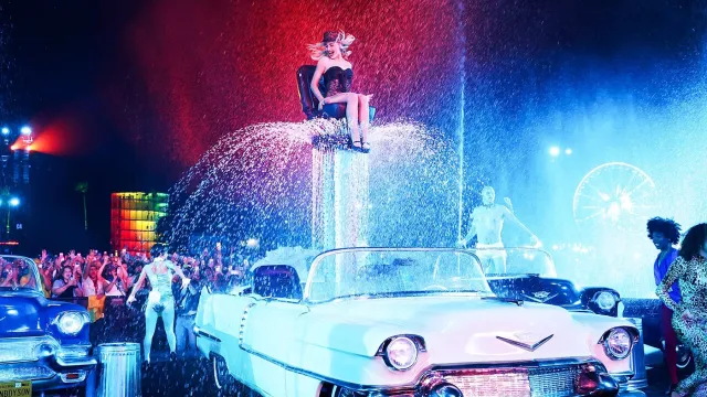 Sabrina Carpenter atua no Palco Coachella durante o festival Coachella Valley Music and Arts 2026, no Empire Polo Club, a 10 de abril de 2026, em Indio, Califórnia.