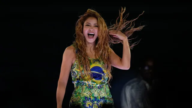 Shakira atua num concerto gratuito na praia de Copacabana, no Rio de Janeiro, a 2 de maio de 2026.